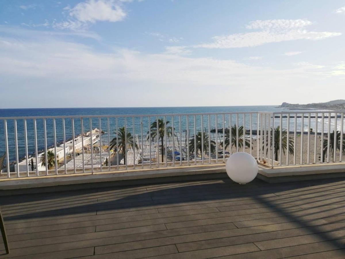 Atico Con Fantasticas Vistas Al Mar Y La Iglesia Lejlighed Sitges Eksteriør billede