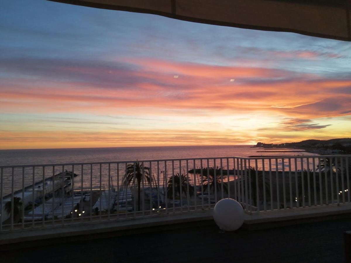 Atico Con Fantasticas Vistas Al Mar Y La Iglesia Lejlighed Sitges Eksteriør billede