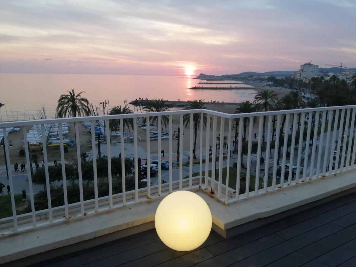Atico Con Fantasticas Vistas Al Mar Y La Iglesia Lejlighed Sitges Eksteriør billede