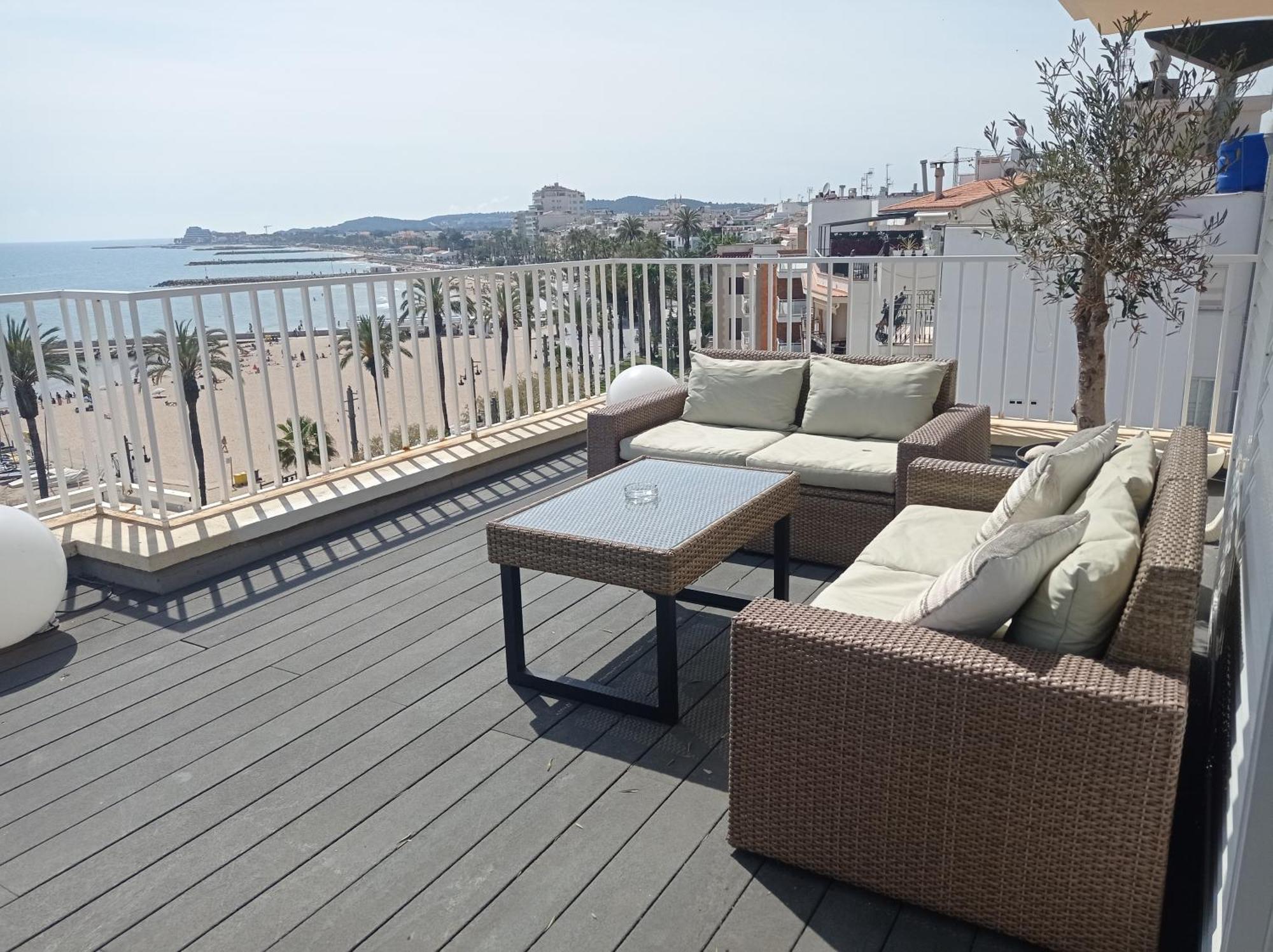 Atico Con Fantasticas Vistas Al Mar Y La Iglesia Lejlighed Sitges Eksteriør billede